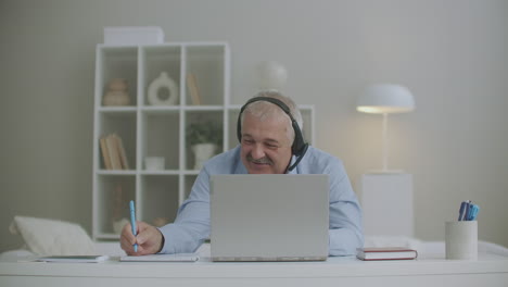 Fröhlicher-Mann-Chattet-Während-Des-Täglichen-Online-Meetings-Und-Lachenden-Porträts-Mit-Kollegen-Per-Video-Chat-Auf-Dem-Laptop